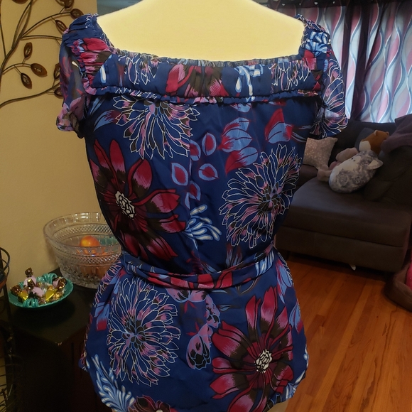 Ann Taylor sleeveless and belted blouse - Picture 3 of 10